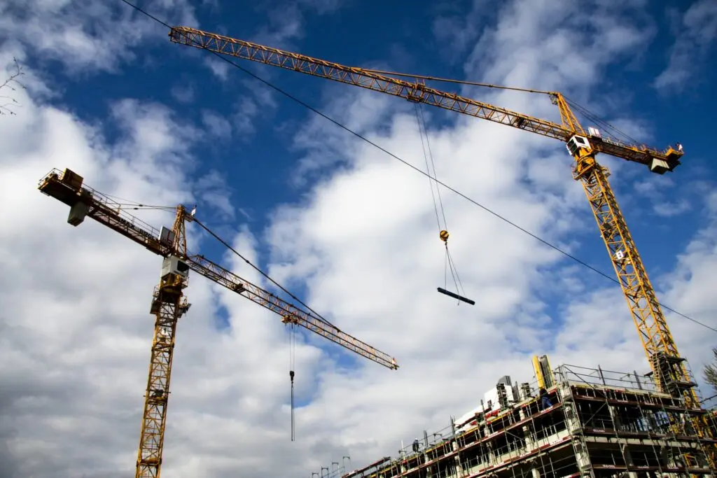 România crește pe șantiere, însă fabricile lucrează la limita de avarie. Ce poate relansa economia în 2027 - Analiză