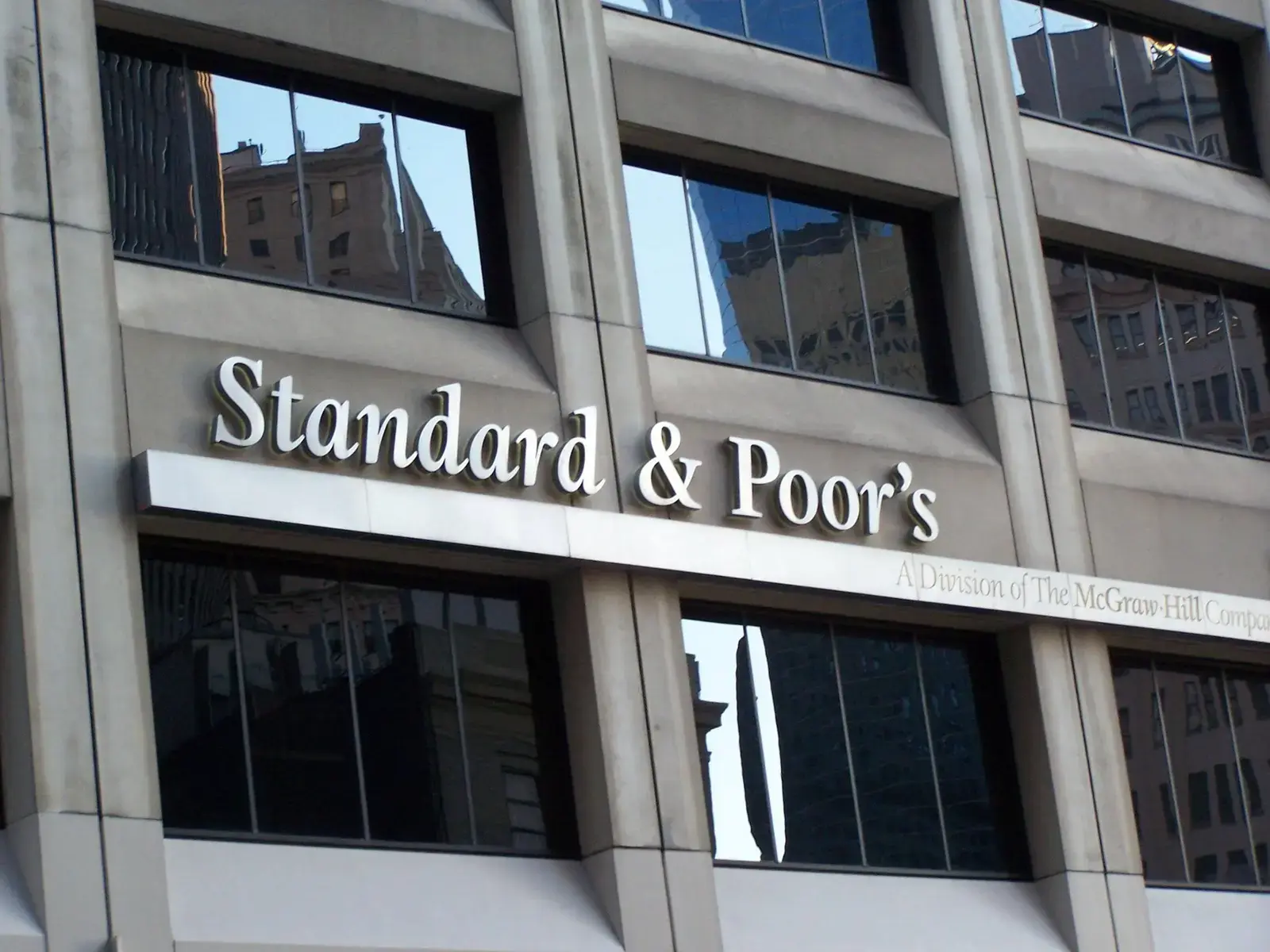 S&P Global revizuiește vineri ratingul de credit al României
