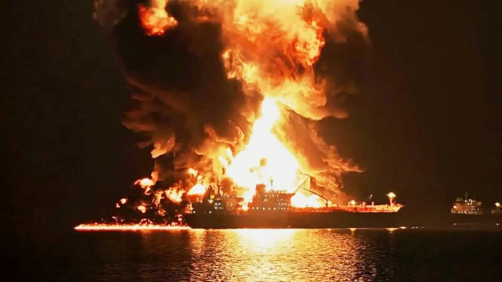 Superpetrolier în flăcări în Strâmtoarea Ormuz: atac iranian în zonă de tensiune