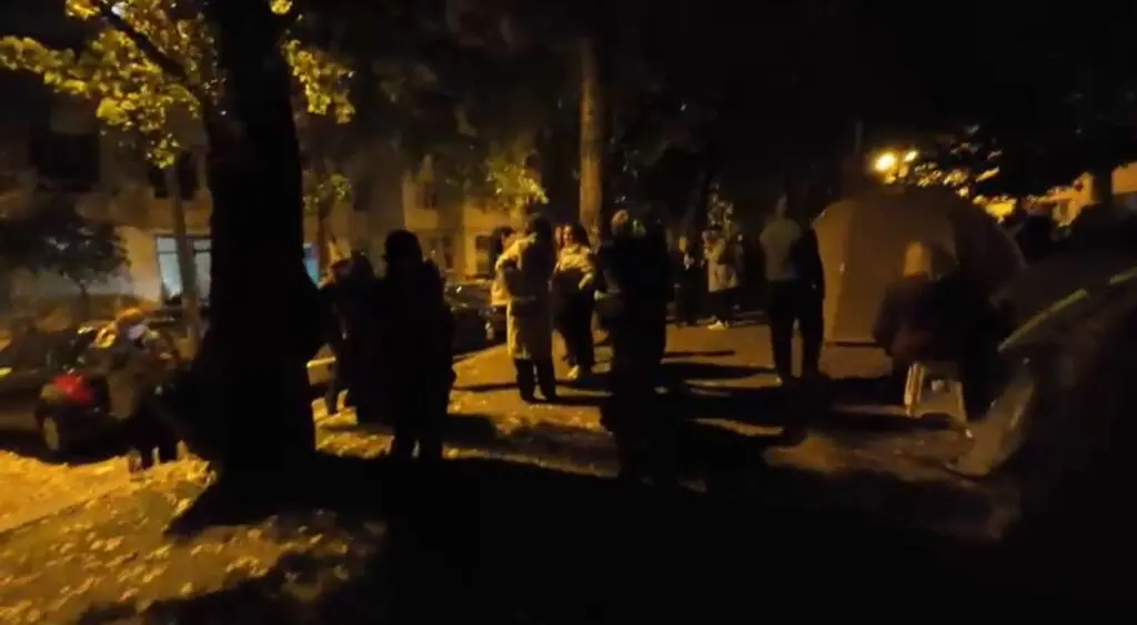 Tabără în fața Arestului Central: susținătorii lui Georgescu nu pleacă acasă
