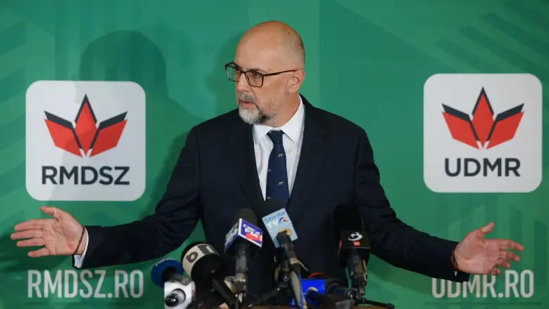 UDMR semnează acordul cu premierul Luca Niculescu, dar refuză fotoliile de miniștri