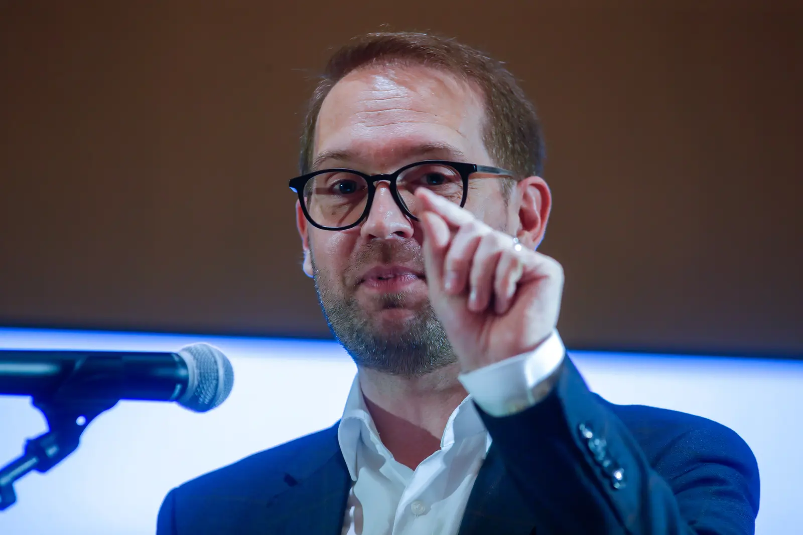 USR refuză să susțină Niculescu dacă PSD intră în guvern, avertizează Dominic Fritz