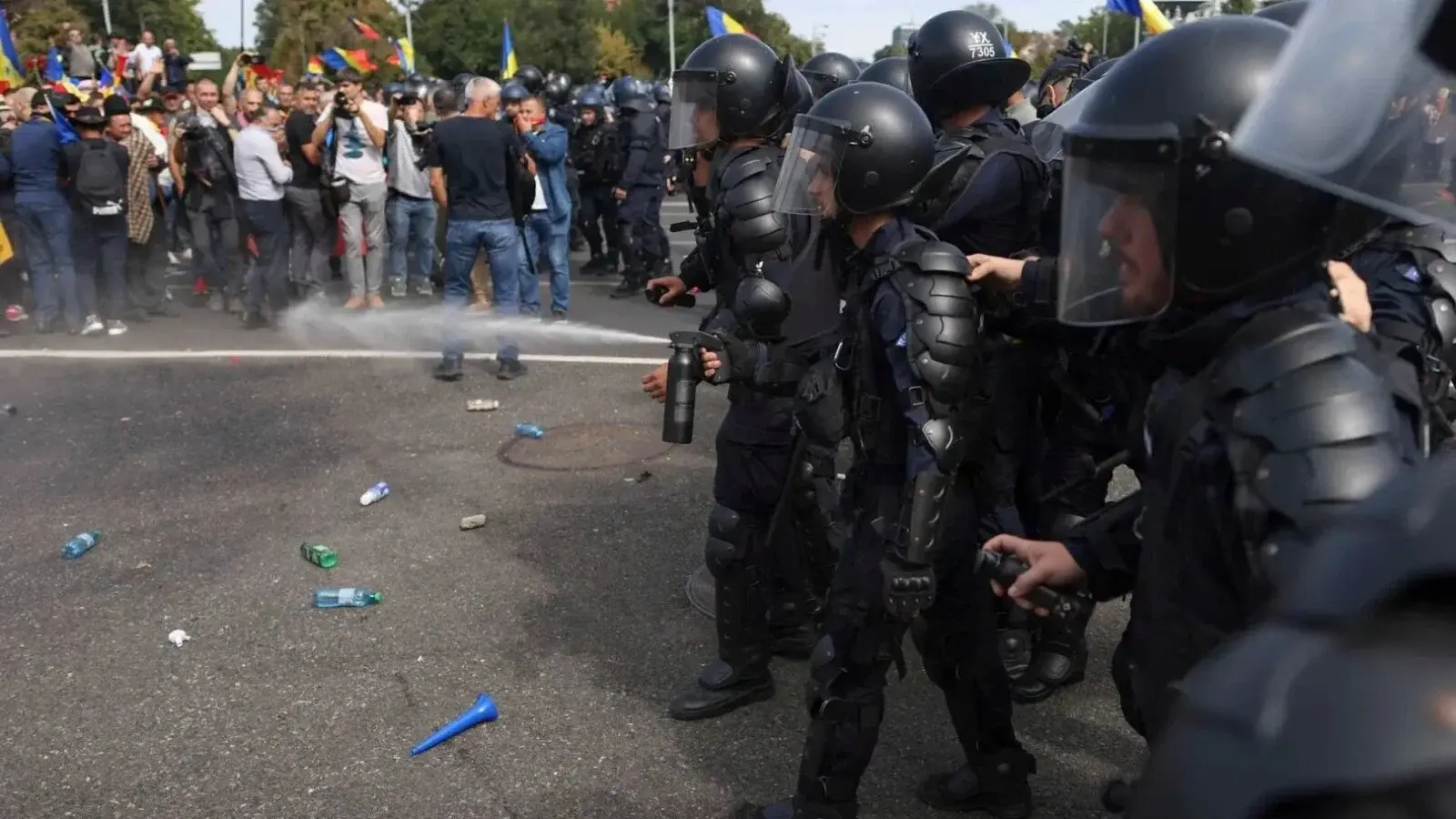 Zece persoane reținute în dosarul violențelor de la protestul fermierilor din Piața Victoriei, cu percheziții